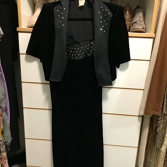 Elegant Black Gown with Jacket - Picture 1 of 8